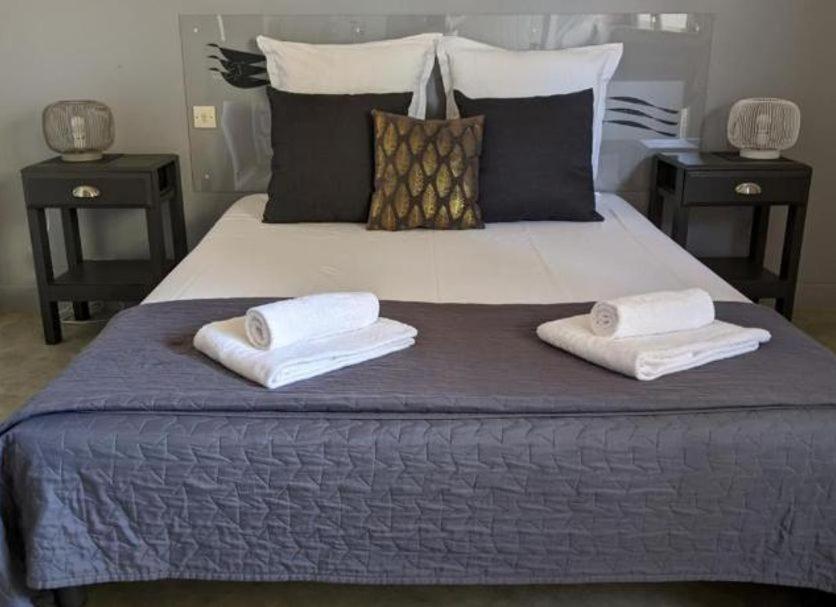 Hôtel Studios Les Acacias - Double Room With Lake View