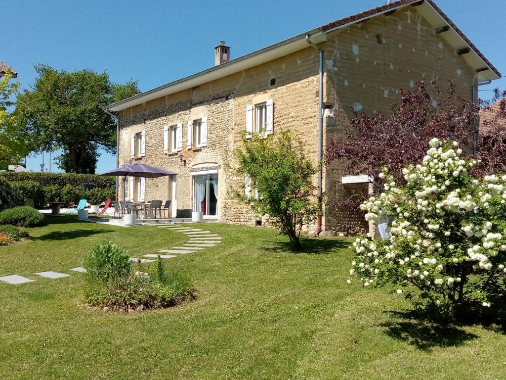 an old brick house with a yard with a garden at L'Epinette in Torchefelon