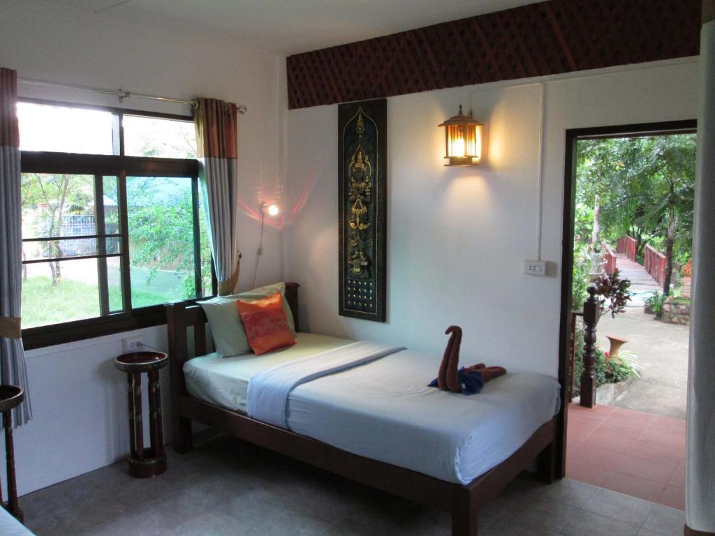 Postel nebo postele na pokoji v ubytování Happiness Resort Sukhothai