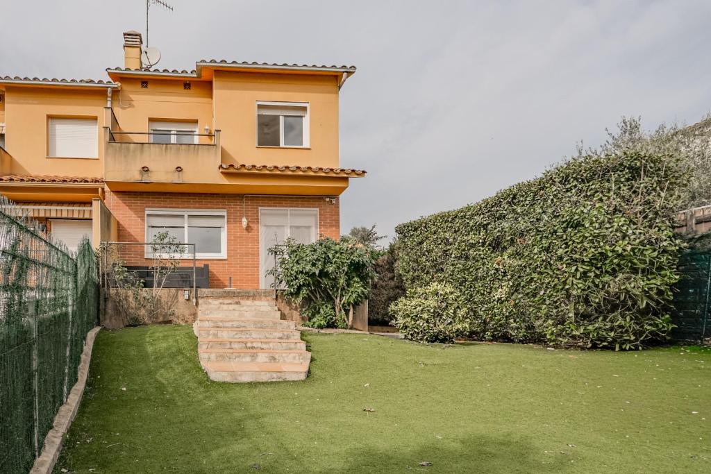 a house with a lawn in front of it at Casa con jardín en Besalú, ideal para familias in Besalú