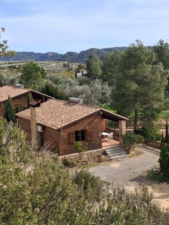 a house in the middle of a field at Casa de Madera I - Naturaleza y Experiencias in Bicorp