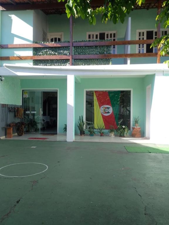 a building with a basketball court in front of it at Hospedagem do TCHÊ in Vila Velha