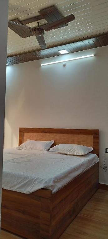 Giường trong phòng chung tại Radhika Hotel