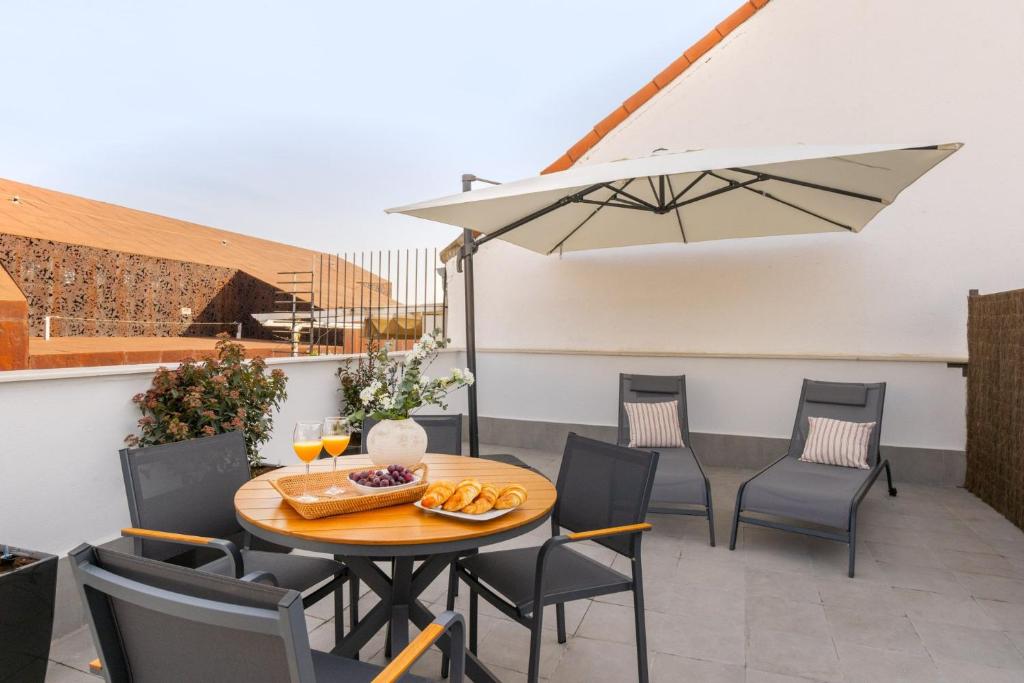 Charming Attic with Terrace in Las Letras