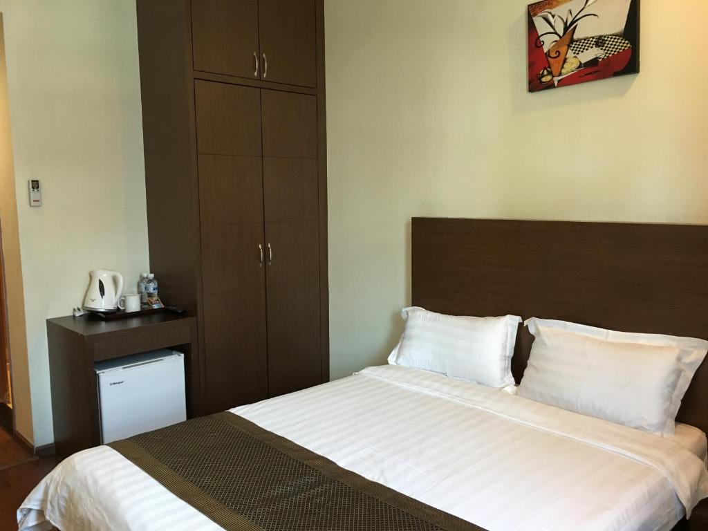 Postel nebo postele na pokoji v ubytování Lintas Plaza Hotel