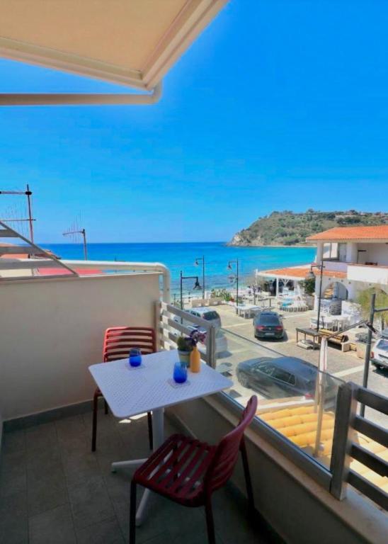 a balcony with a table and chairs and a view of the ocean at Borgo dei Pescatori - SUL MARE in Capo Vaticano