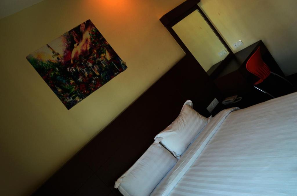 Postel nebo postele na pokoji v ubytování Lintas Plaza Hotel
