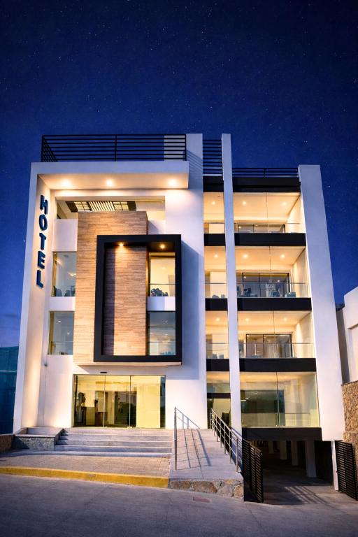 ein großes weißes Gebäude mit einer Treppe davor in der Unterkunft Hotel Vía Norte Inn - Nuevo - Estacionamiento gratis - Ubicación estratégica in Tuxtla Gutiérrez
