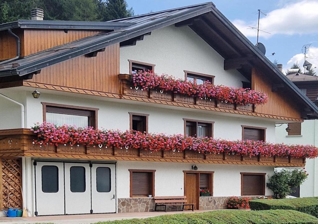 a house with flowers on the side of it at Appartamento panoramico 2 in Candide