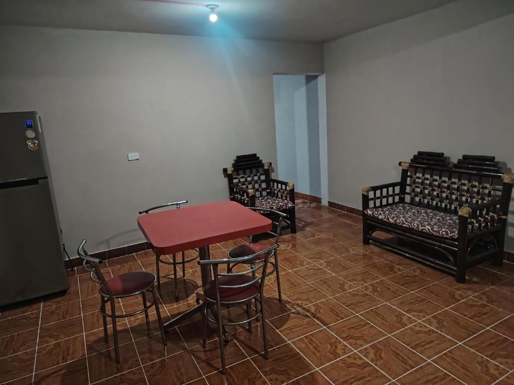 a room with chairs and a table and a table and stools at Estancia kv in Coatepec