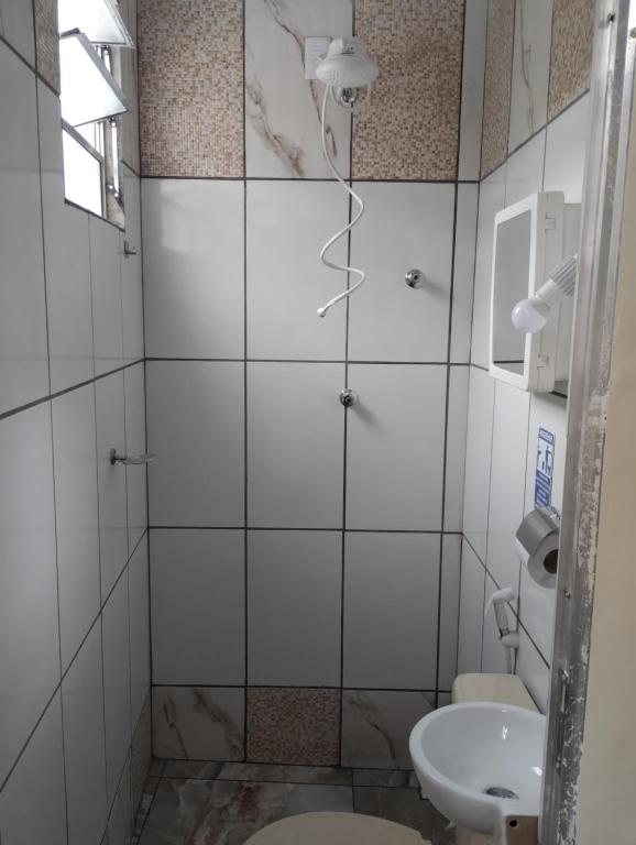 a bathroom with a toilet and a sink at quarto 3 pra 4 pessoas in Ouro Preto