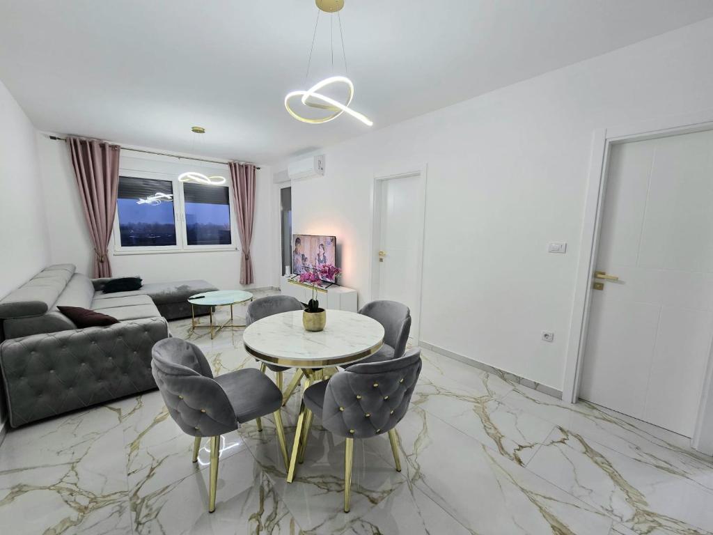 a living room with a table and chairs at Splendida in Bosanska Gradiška