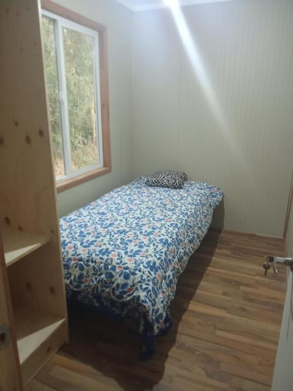 a bedroom with a bed in a room with a window at Casa acogedora in Castro