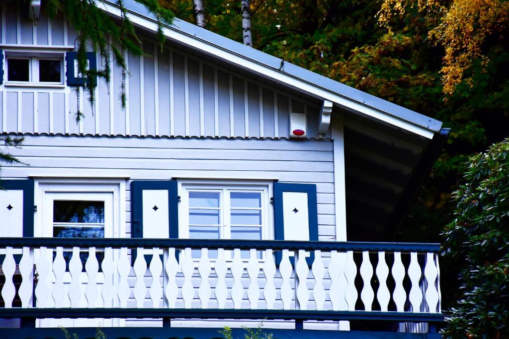 a white house with a fence in front of it at Willa Tyrolczyk in Karpacz