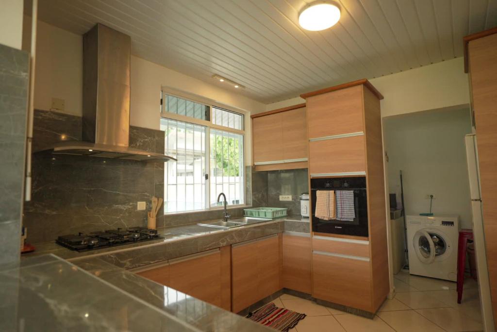3BR Beachfront Villa Steps from the Lagoon - photo 11 - Moorea, Polynésie