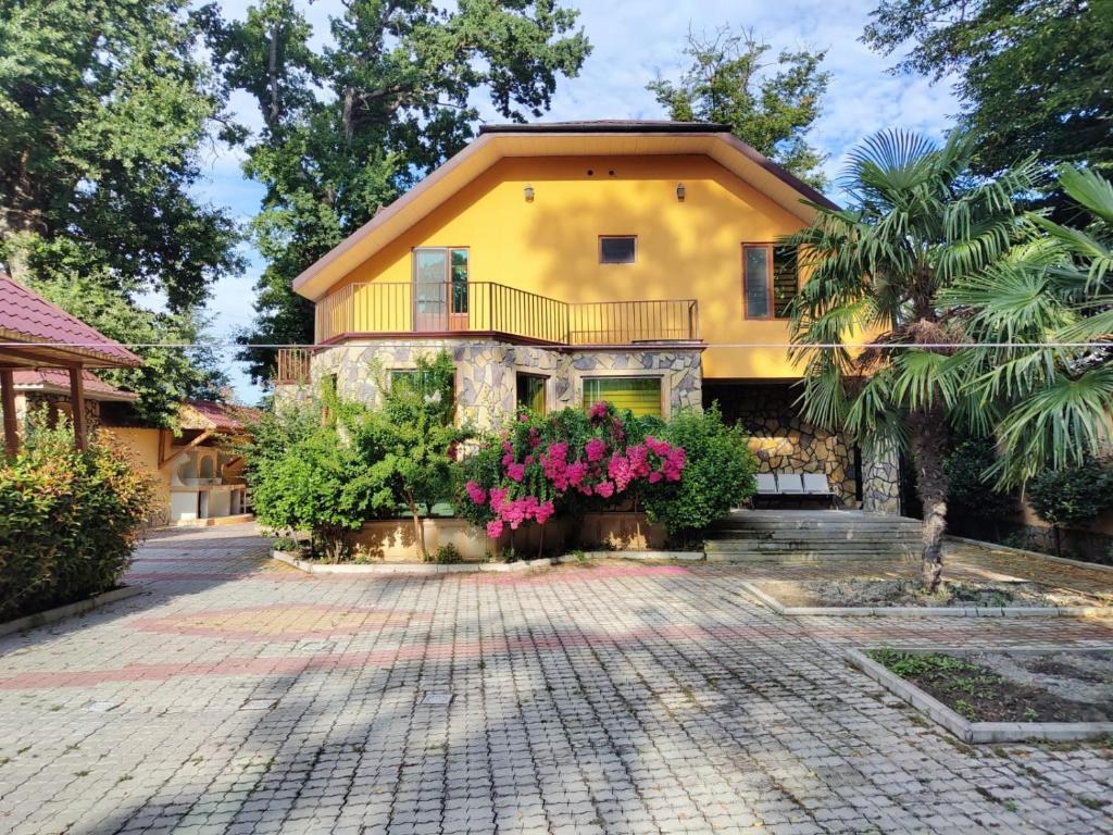 a yellow house with flowers in front of it at Villa Nabran in Nabran