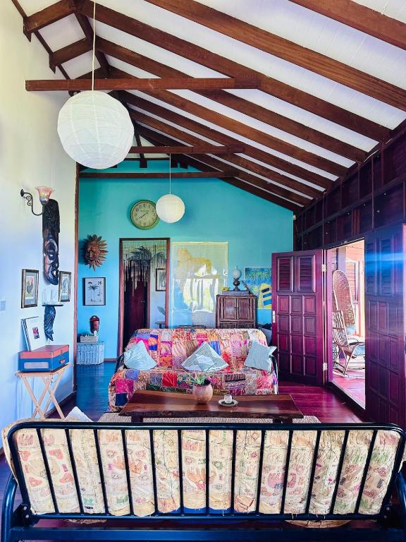un soggiorno con un divano e un tavolo di Hummingbird House a Calibishie