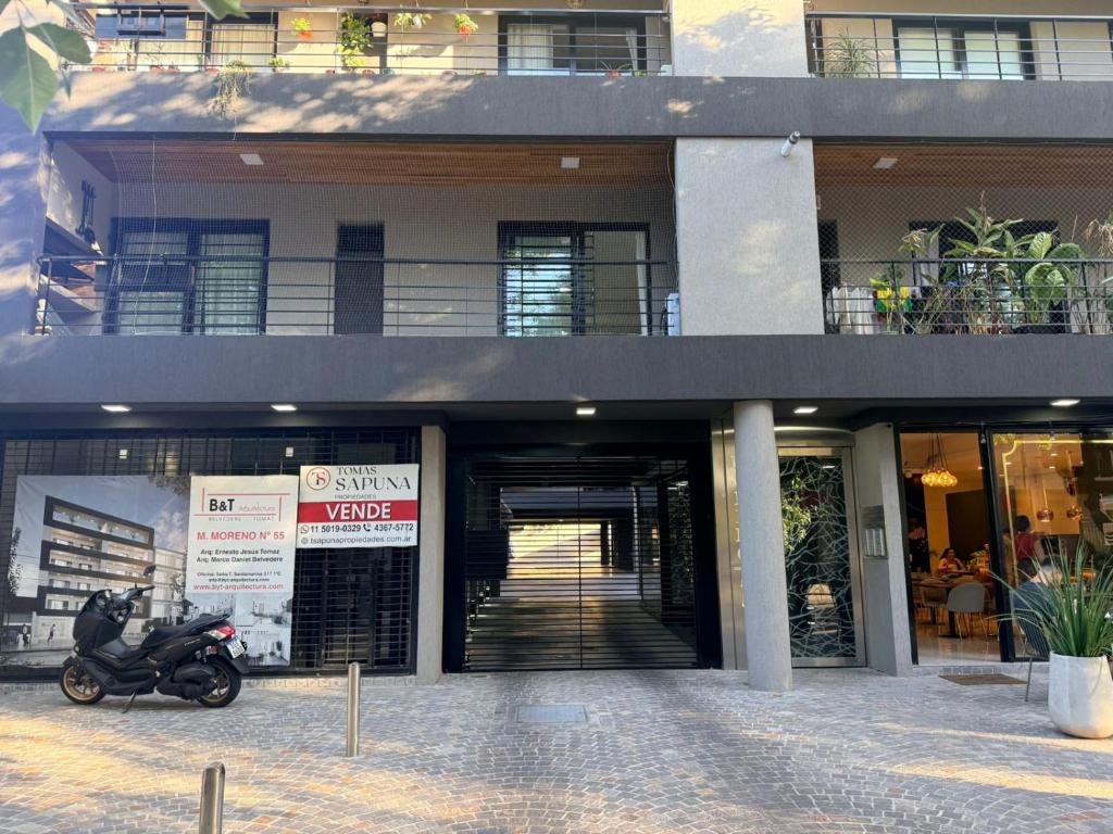 Monte Grande Family Stay - Balcón y parilla