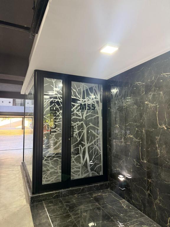 Monte Grande Family Stay - Balcón y parilla