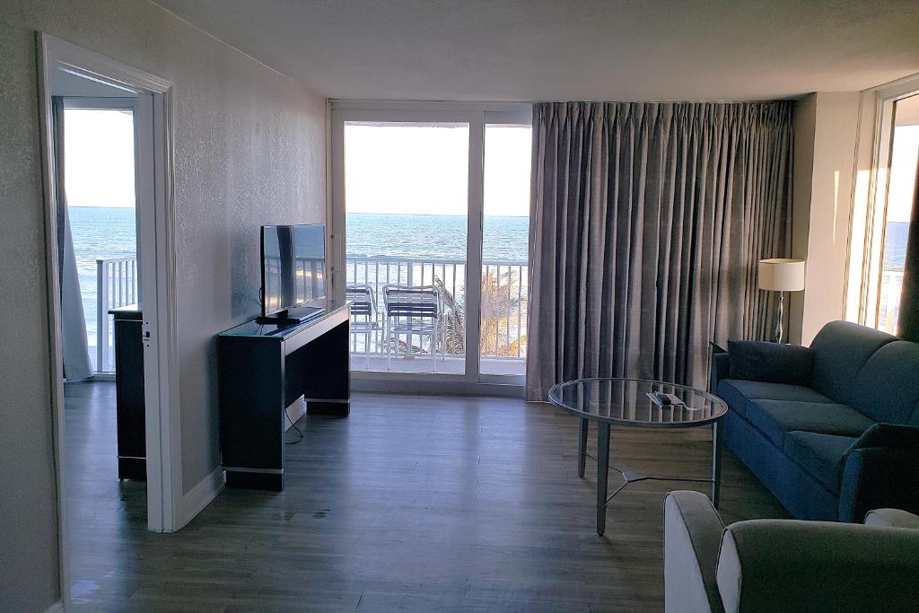 Radisson Suite Hotel Oceanfront - 