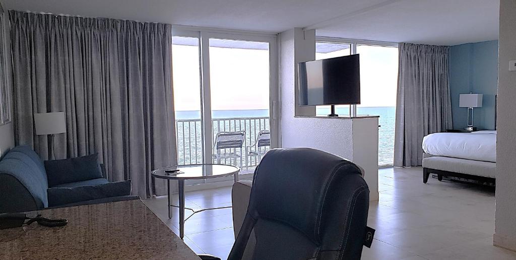 Radisson Suite Hotel Oceanfront - 