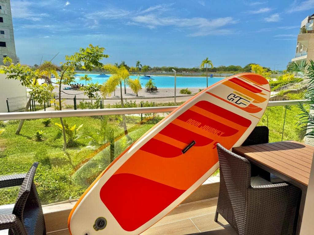a surfboard sitting on top of a balcony at kristal lagoon view apartement in Cartagena de Indias