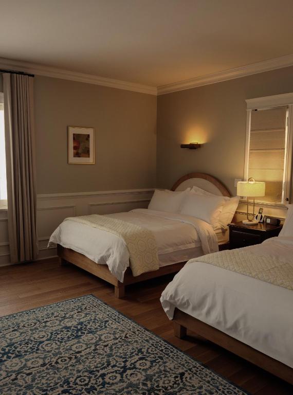 Postel nebo postele na pokoji v ubytování Auberge Willow Inn