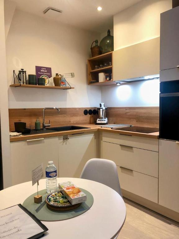 Gîte Elégant appartement urbain avec parking : explorez la ville à pied!