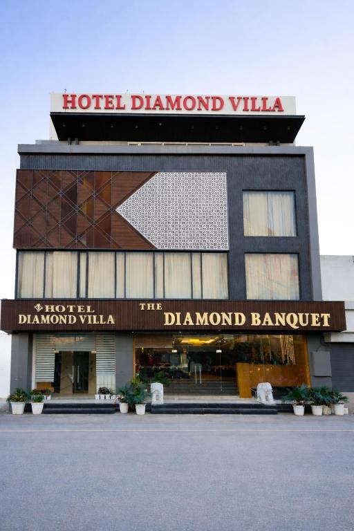 a hotel diamond villa with a sign on top of it at Hotel Diamond Villa and Banquet in Amritsar