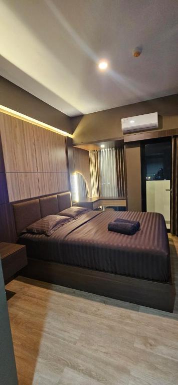 a bedroom with a large bed in a room at Alton by Be rent in Jatingaleh