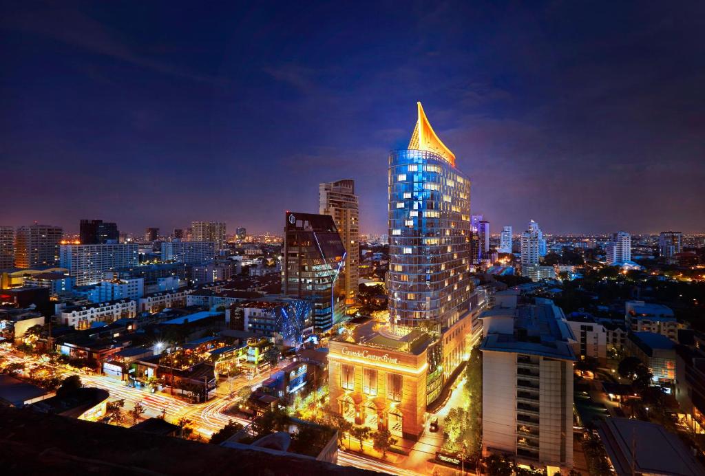 曼谷的住宿－通羅素坤逸中心55超豪華酒店，城市天际线,夜晚有高楼