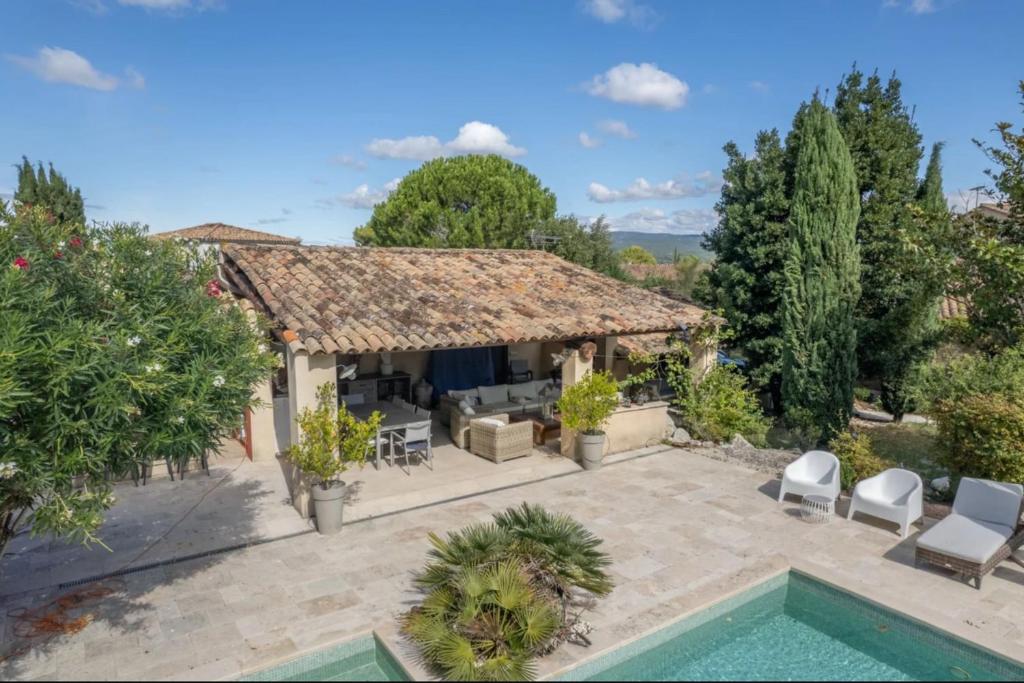 an external view of a villa with a swimming pool at Gite Studio indépendant au cœur du Luberon in Maubec