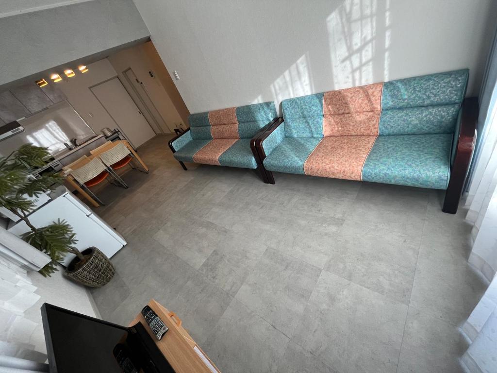 an overhead view of a living room with a couch at Miya's Home 102-名駅まるまる貸切メゾン in Nagoya