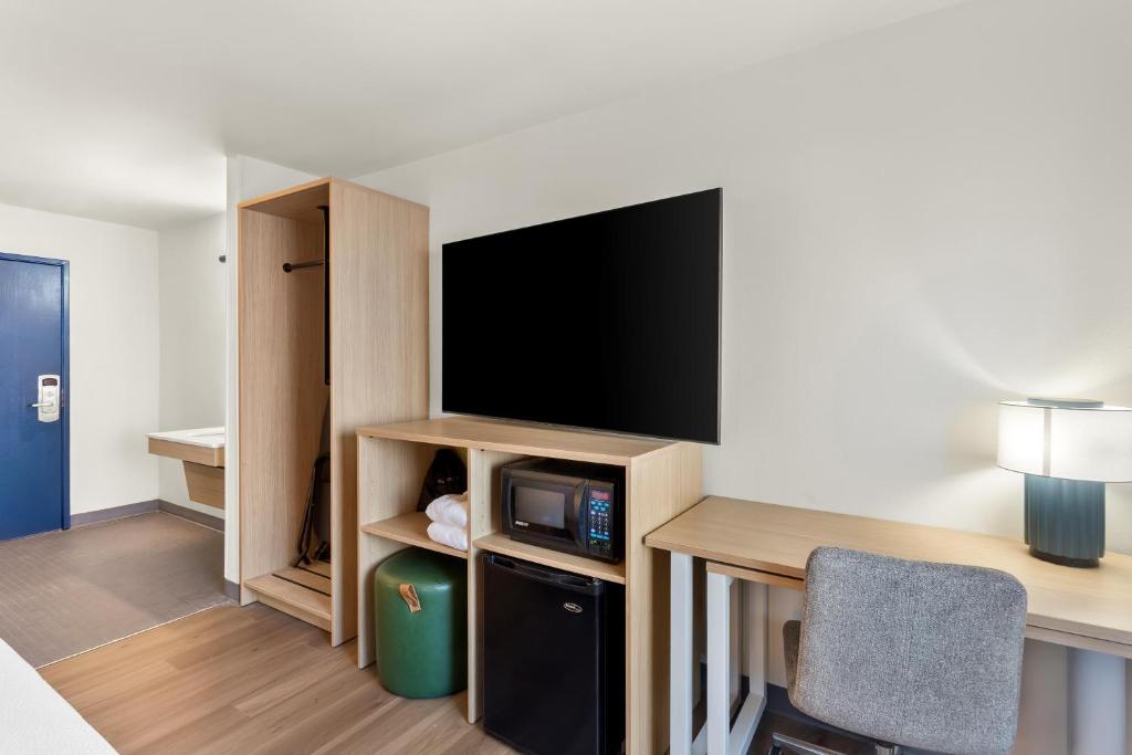 Spark by Hilton Matteson Chicago I 57 - King Room