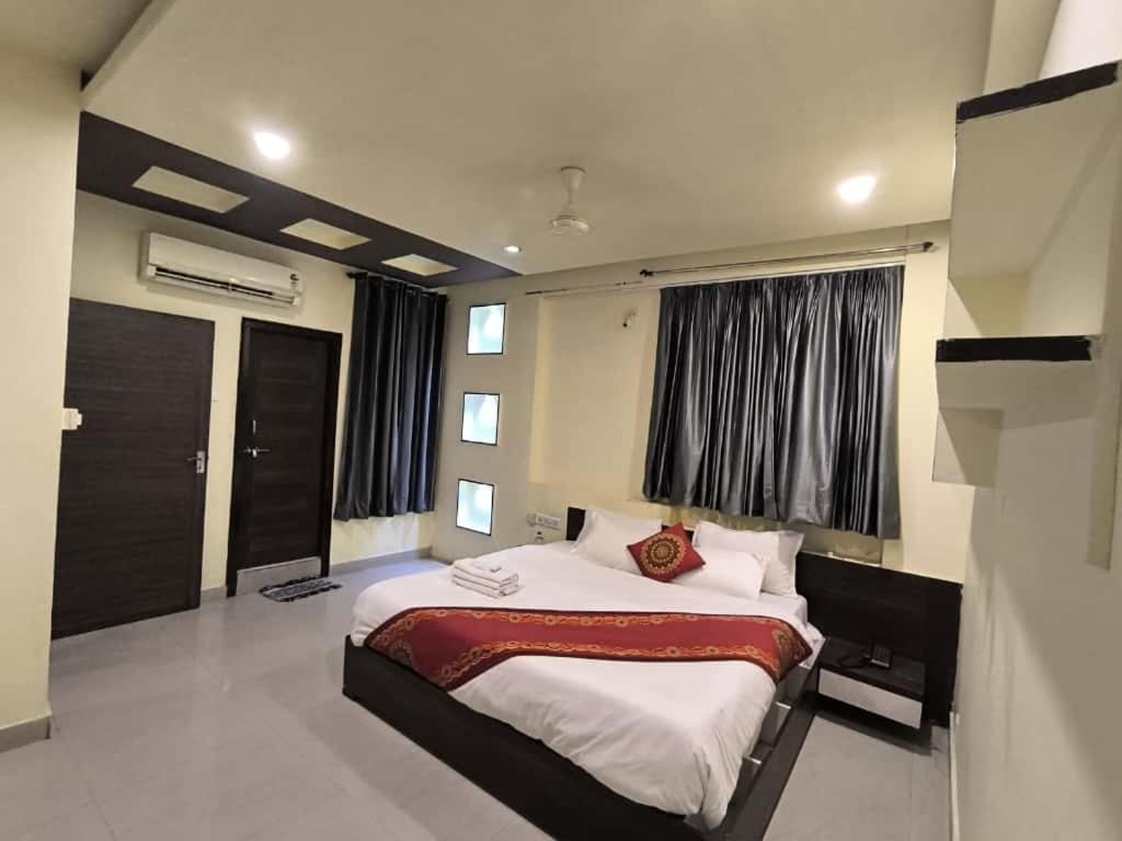 a bedroom with a large bed in a room at Hotel Shreenathji Inn in Jāmb