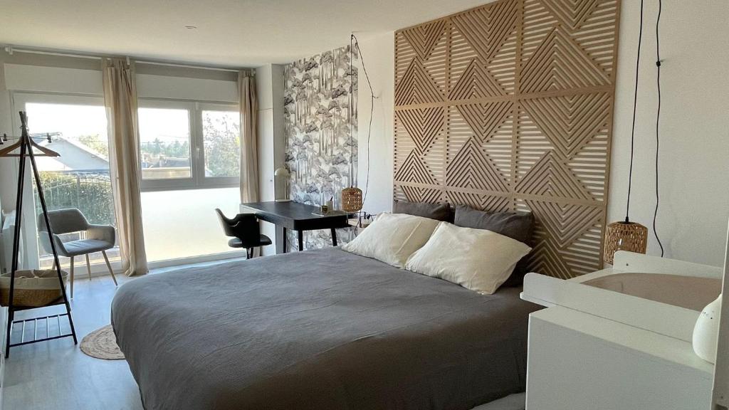 a bedroom with a bed and a desk and a sink at Rivéa Bizy - Villa 150m2 - 2ou5 CH - 2 SDB - Parking Wifi in Vernon