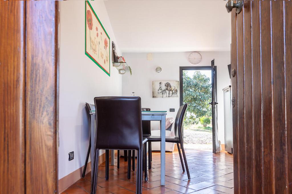 a dining room with a table and chairs at Papaveri & Papere in Casetta