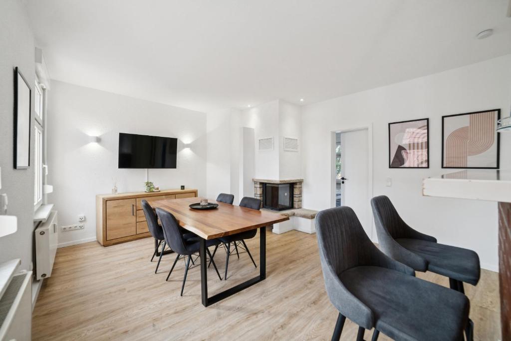 a dining room with a table and chairs at Apartment Alte Bäckerei in Zwenkau