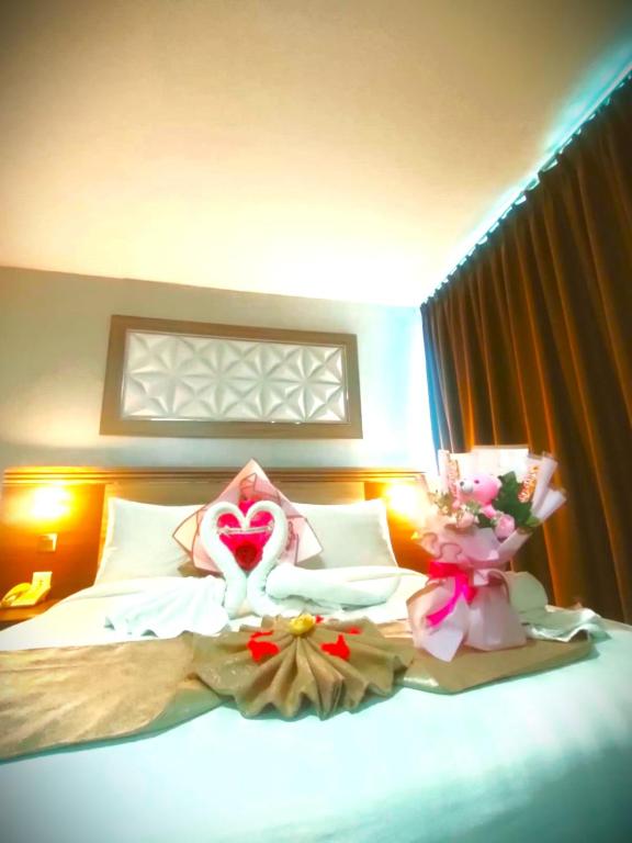 a bedroom with a bed with two stuffed animals on it at Aamina Syariah Balikpapan in Klandasan-besar