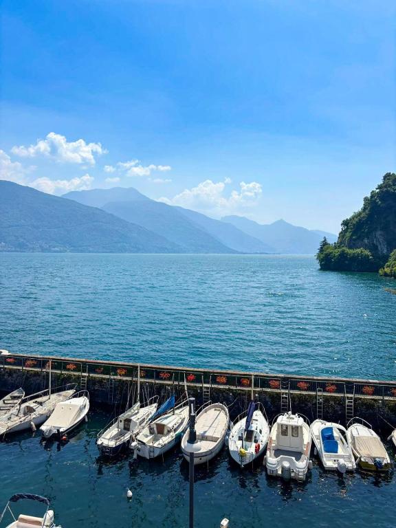 Eine Reihe von Booten liegt im Wasser vor Anker. in der Unterkunft Casa Giulia in Dongo