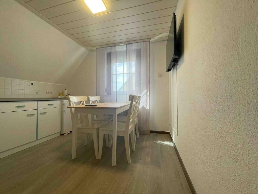 a kitchen with a table and chairs in a room at WEN112 gut geschnittene Monteurwohnung in Niederdorla