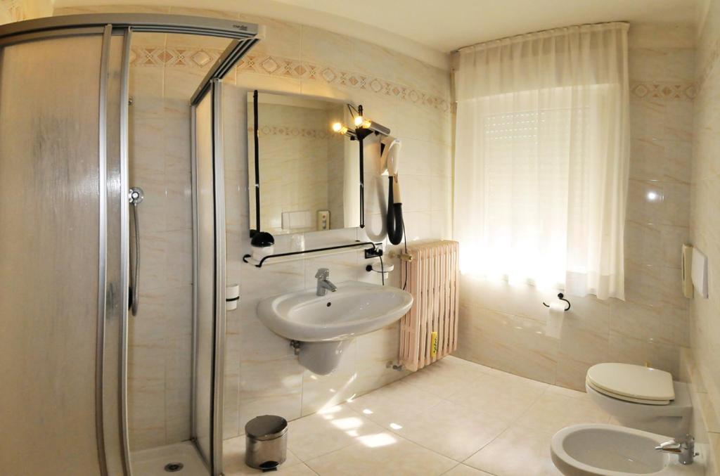 Koupelna v ubytování Albergo Alla Torre