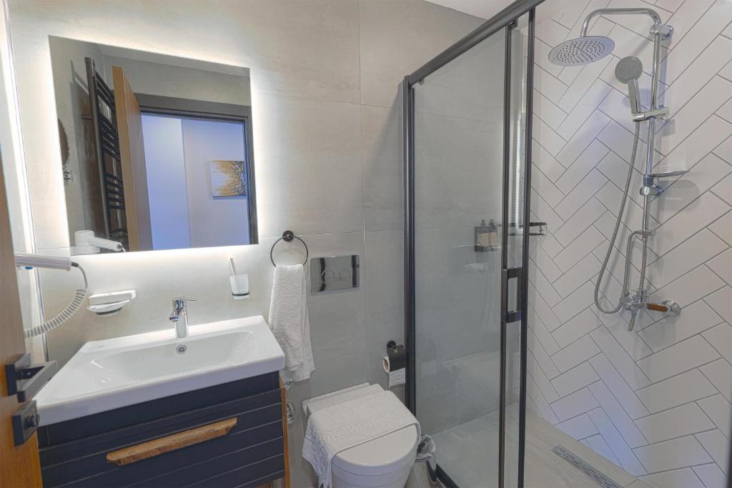 Best Western Plus Sapanca - Deluxe King Room With Lake View - Non-Smoking