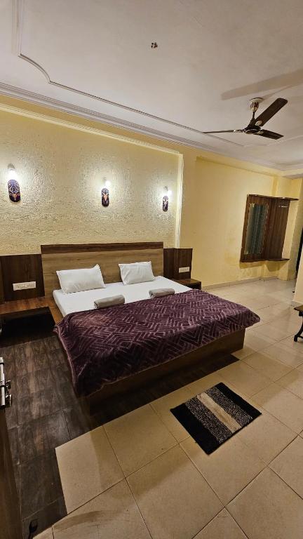 a bedroom with a large bed in a room at Hotel Jai Palace in Pachmarhī