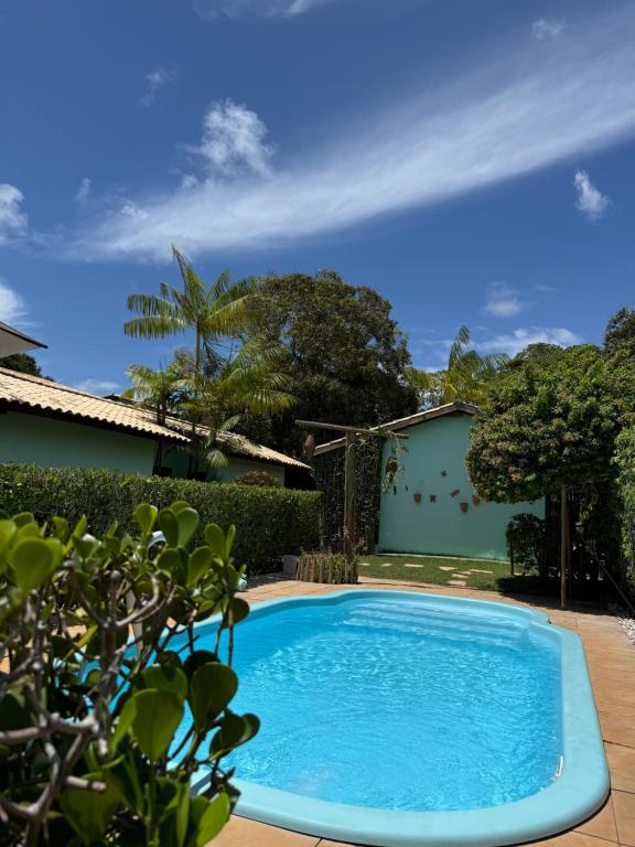 a swimming pool in the yard of a house at Casa Jasmim Imbassaí-BA in Mata de Sao Joao