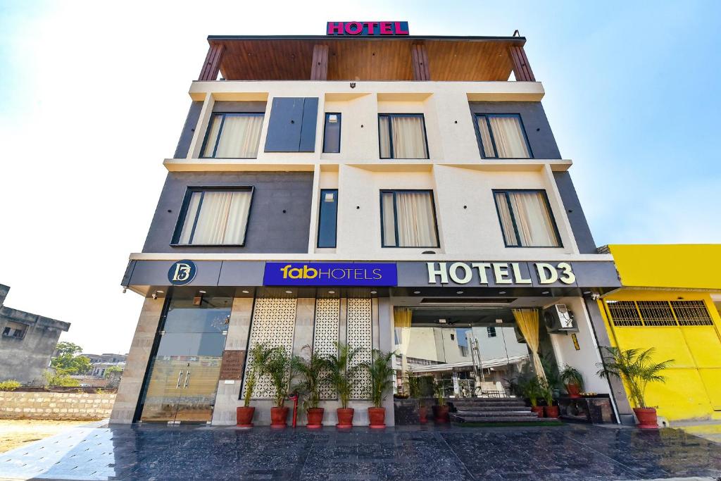 ein Hotel mit einem Schild an der Vorderseite in der Unterkunft FabHotel D3 - Vaishali Nagar in Jaipur