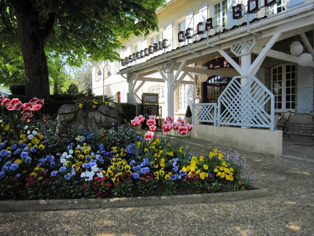 kwiatowe łóżko przed budynkiem w obiekcie Hostellerie de la Bouriane w mieście Gourdon