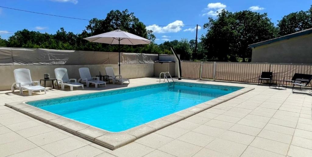 a swimming pool with chairs and an umbrella at L'Oasis de SaBen - Piscine Privée in Belfort-du-Quercy