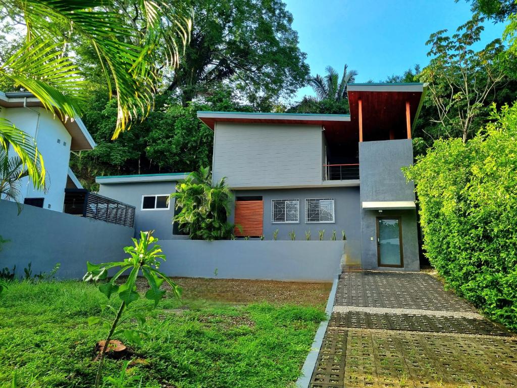 a house with a pathway leading to it at Casa Celeste in Playa Pelada