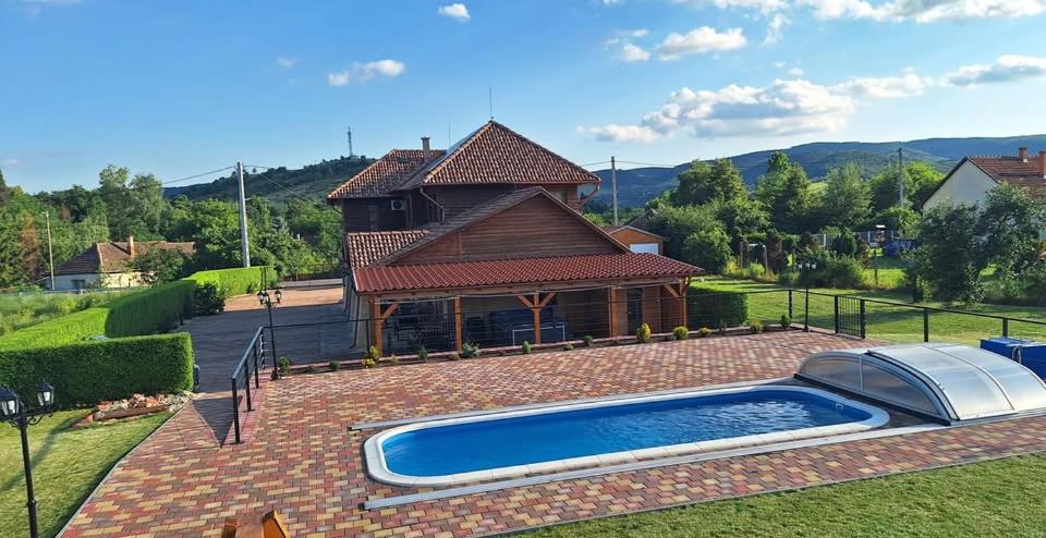 a swimming pool in the yard of a house at Villa Rózsa Vendégház in Erdőbénye